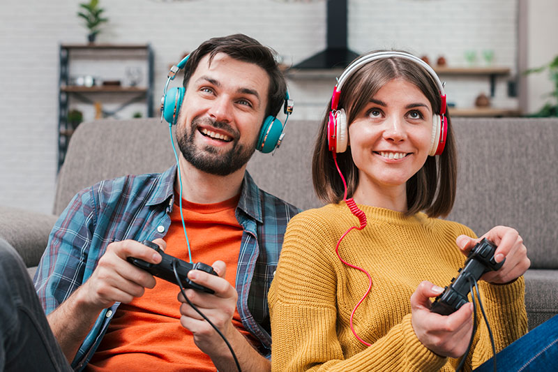 joven pareja sonriente jugando videojuego