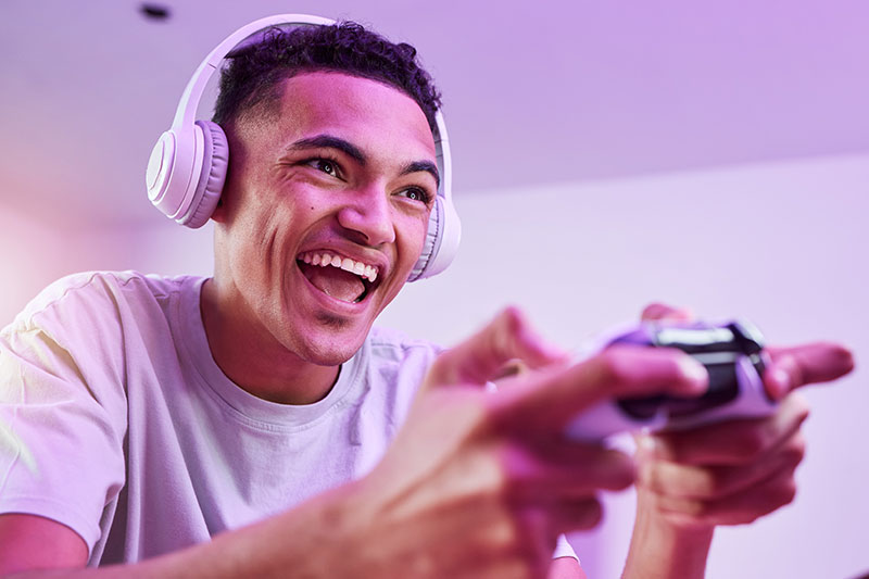 hombre jugando videojuegos