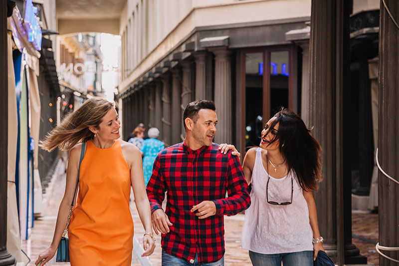 amigos jovenes de compras