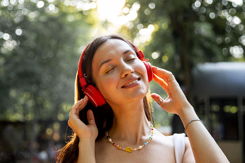 chica con auriculares disfrutando de la musica