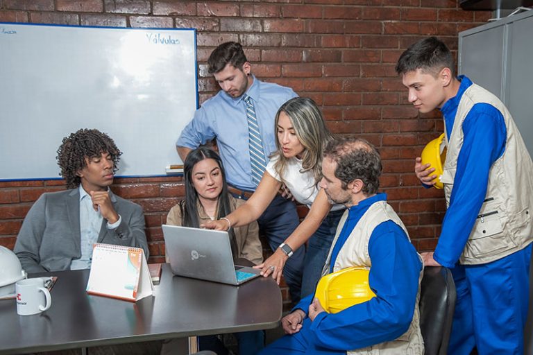 equipo trabajando en un Centro de Servicios Compartidos en Colombia