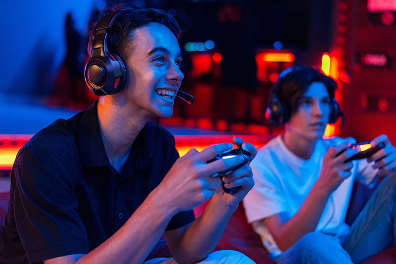 dos amigos juegan en una consola de videojuego