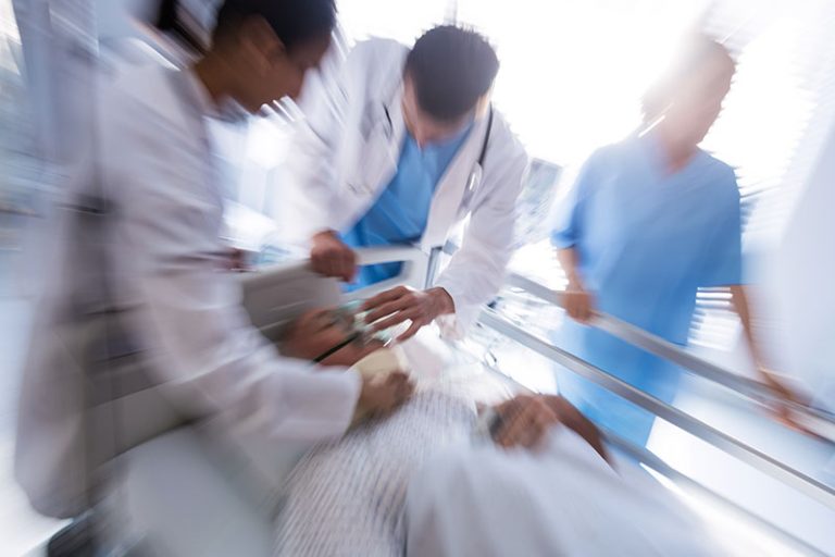 equipo medico atendiendo una emergencia medica