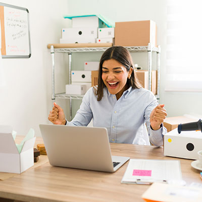 mujer empresaria feliz