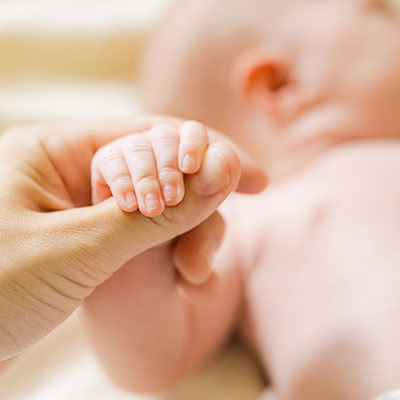 primer plano de la mano del bebe