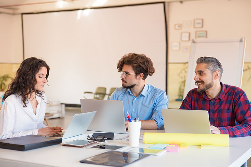 equipo de trabajo en oficina