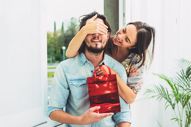 mujer cubre los ojos de su novio