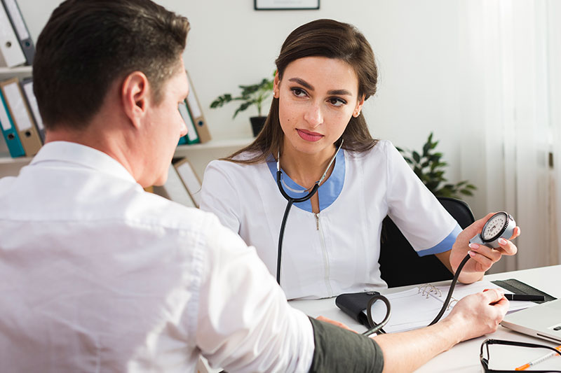 paciente con su doctora en consulta