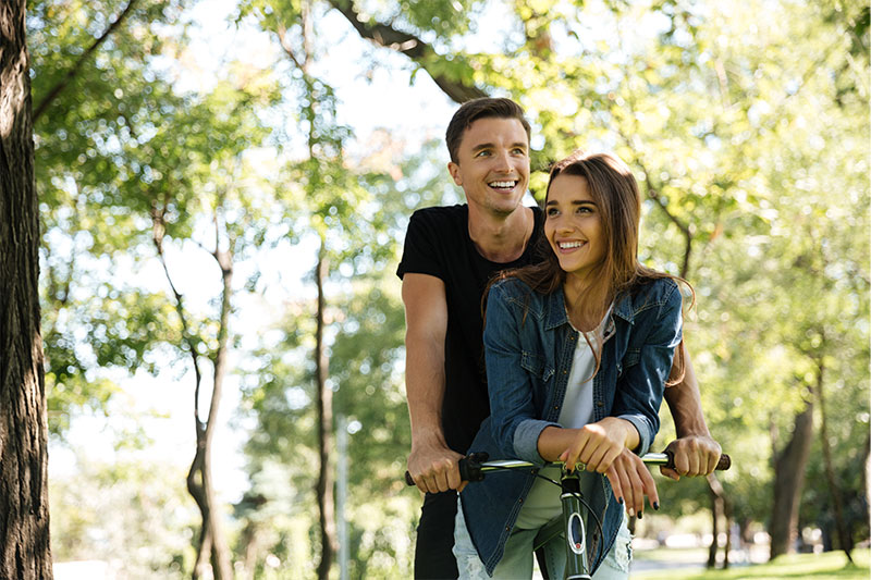 pareja feliz montando bicicleta