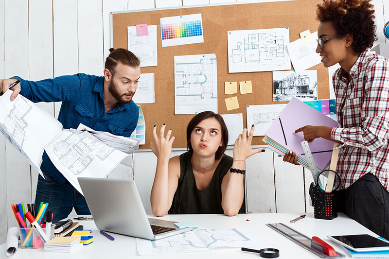 equipo de trabajo estresado