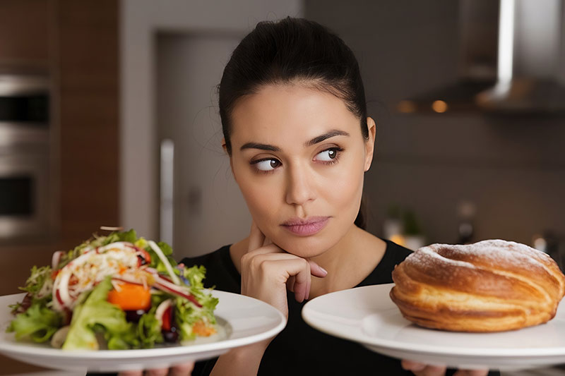 mujer eligiendo que comer