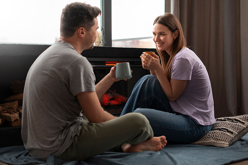pareja joven conversando
