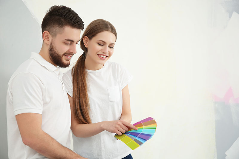 pareja eligiendo colores para la pared