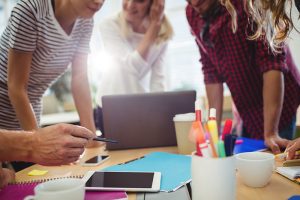 equipo de trabajo retando su creatividad