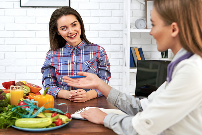 joven en consulta con nutricionista