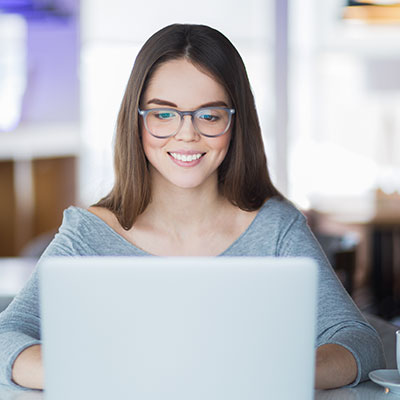 joven frente al computador