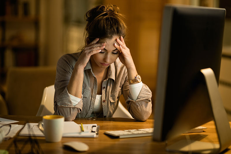 mujer con burnout laboral