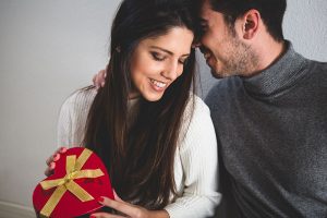 pareja compartiendo un regalo