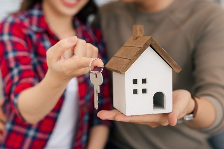 pareja joven realizando su compra de vivienda propia