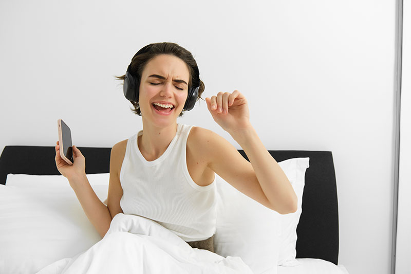 mujer despertando escuchando musica