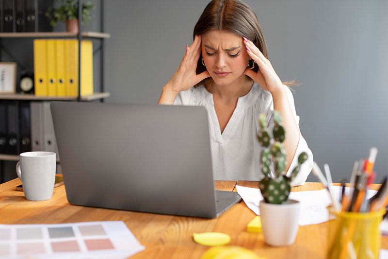 mujer joven con dolor de cabeza
