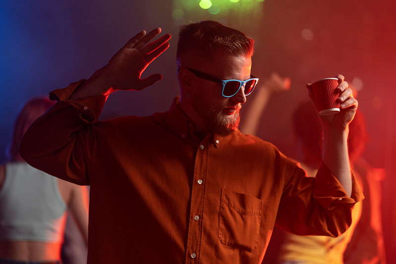 joven escuchando musica