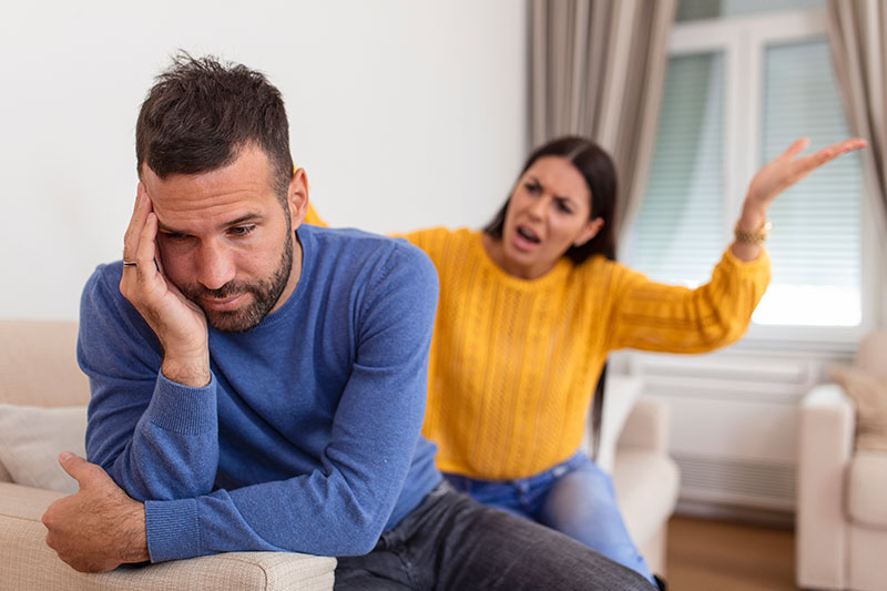 pareja joven discutiendo