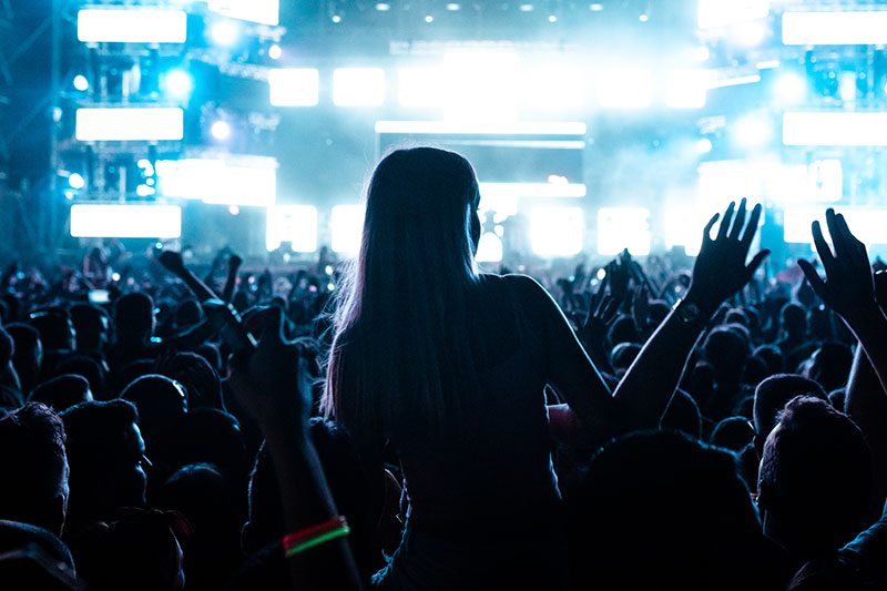 mujer en un concierto 