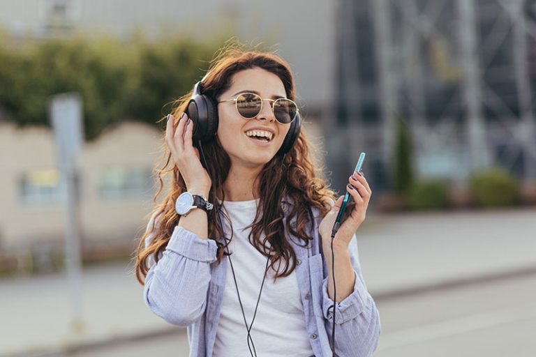 joven que música que escuchas