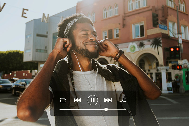 joven escuchando musica