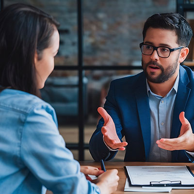 lider hablando con su colaborador