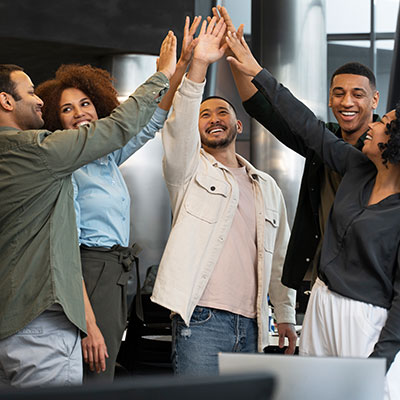 trabajadaores celebrando