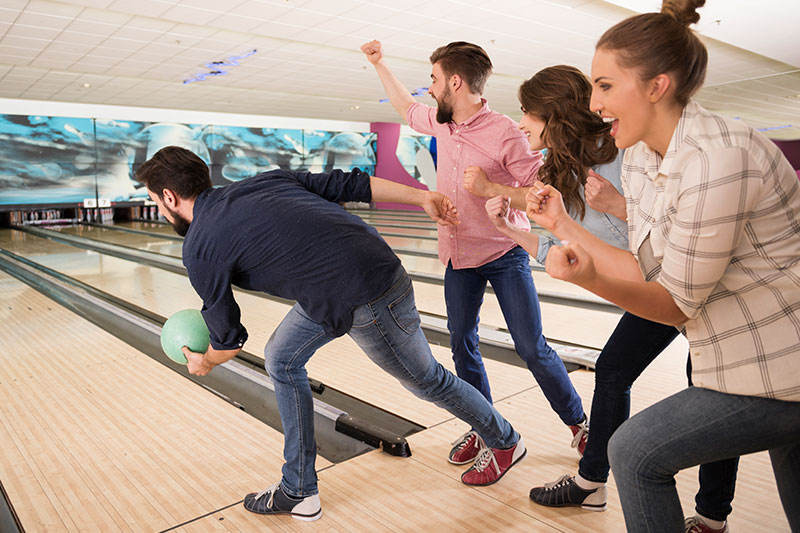 grupo de amigos jugando bolos
