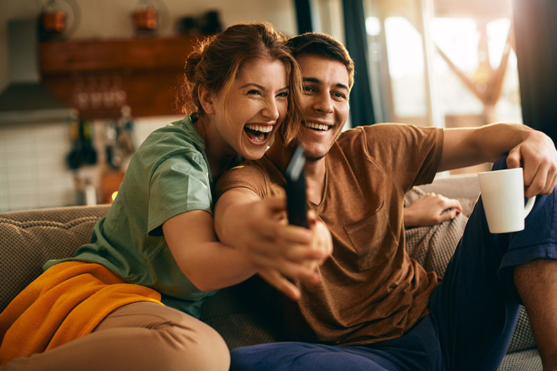 pareja viendo una serie