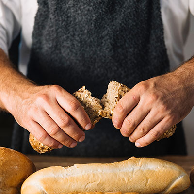 persona comiendo pan