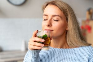 mujer con pesadez estomacal