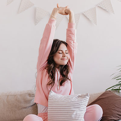 mujer haciendo estiramientos