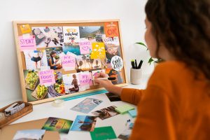 mujer haciendo su vision board