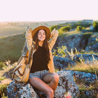 mujer joven paseaando por sendero