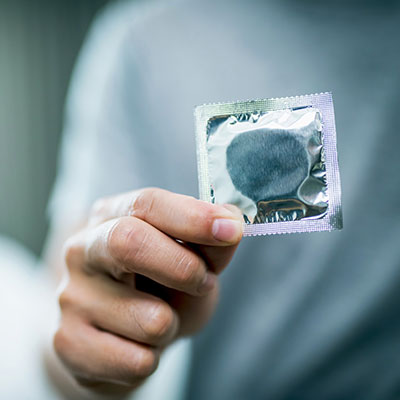 persona con preservativo