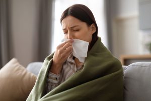 mujer con gripa