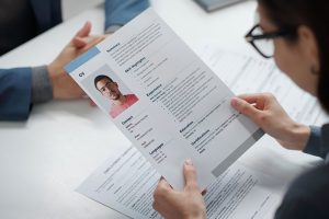 persona planeando su hoja de vida