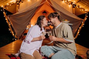 Pareja compartiendo en un Glamping que se acomoda a sus preferencias