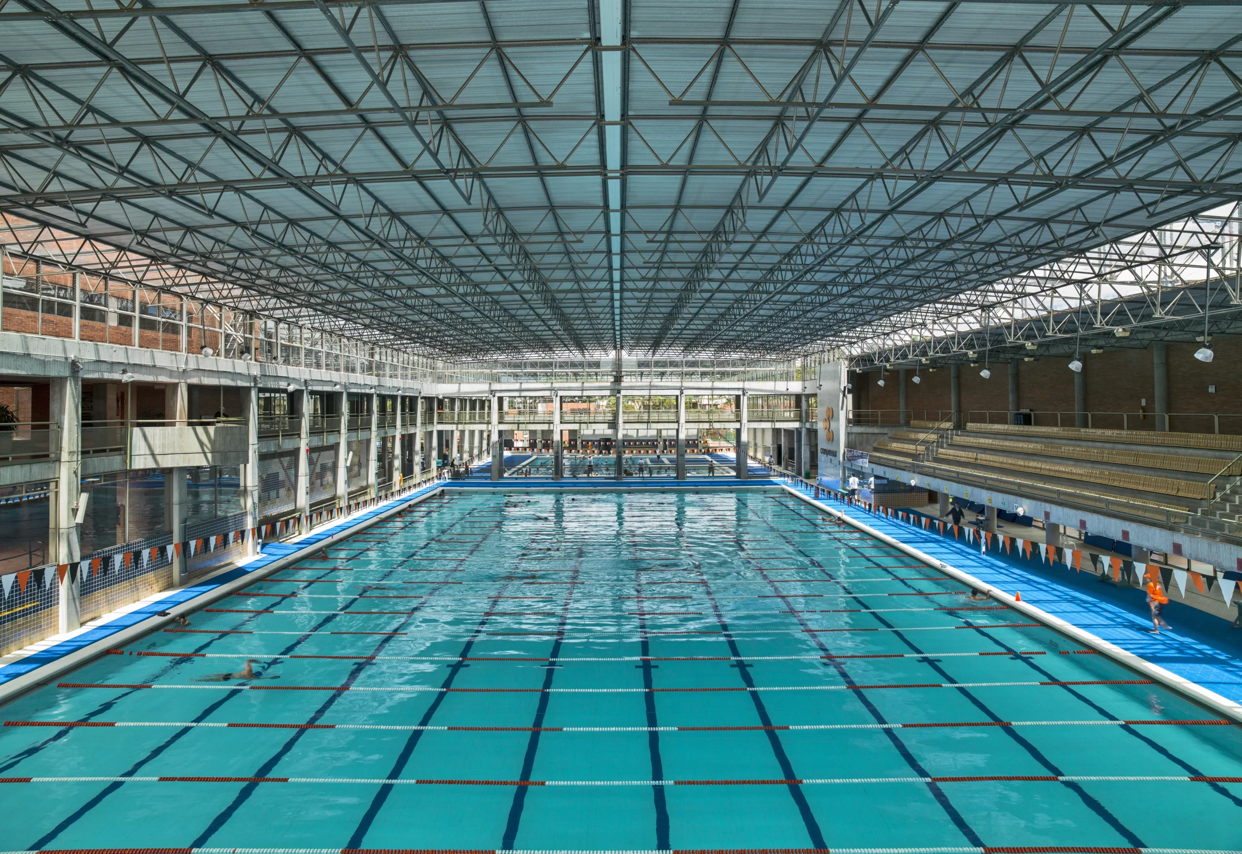 Piscina olímpica del Complejo Acuático Compensar en Bogotá con sistema de cloración salina y gestión inteligente.