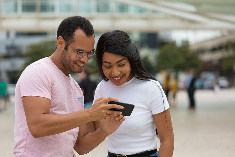 familia utilizando Bre-B