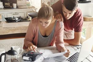gastos hormiga de pareja joven