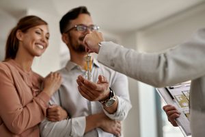 pareja joven en compra de vivienda nueva