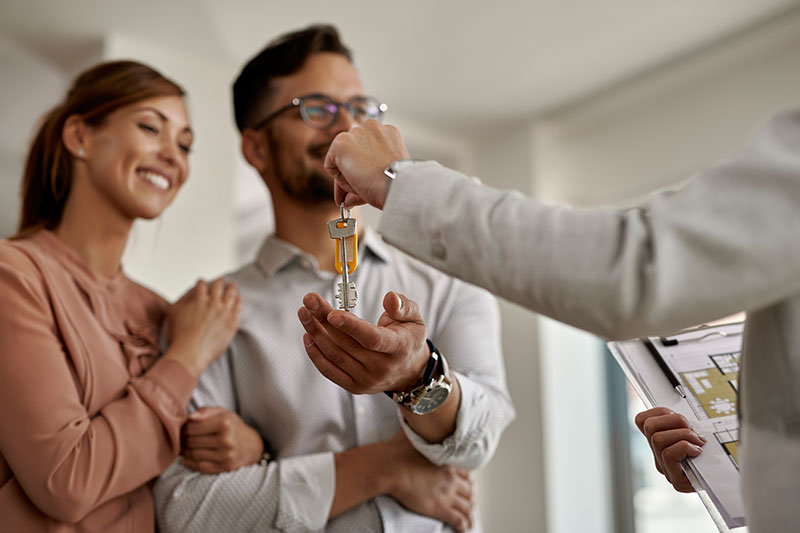 pareja joven en compra de vivienda nueva