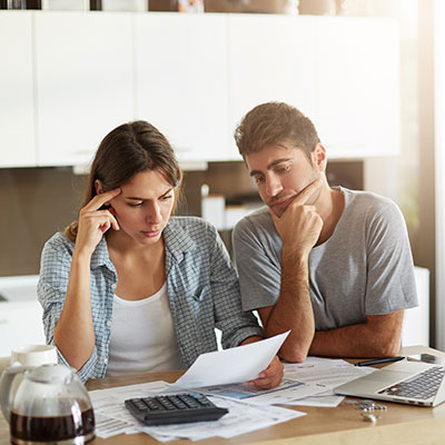 pareja planeando sus finanzas