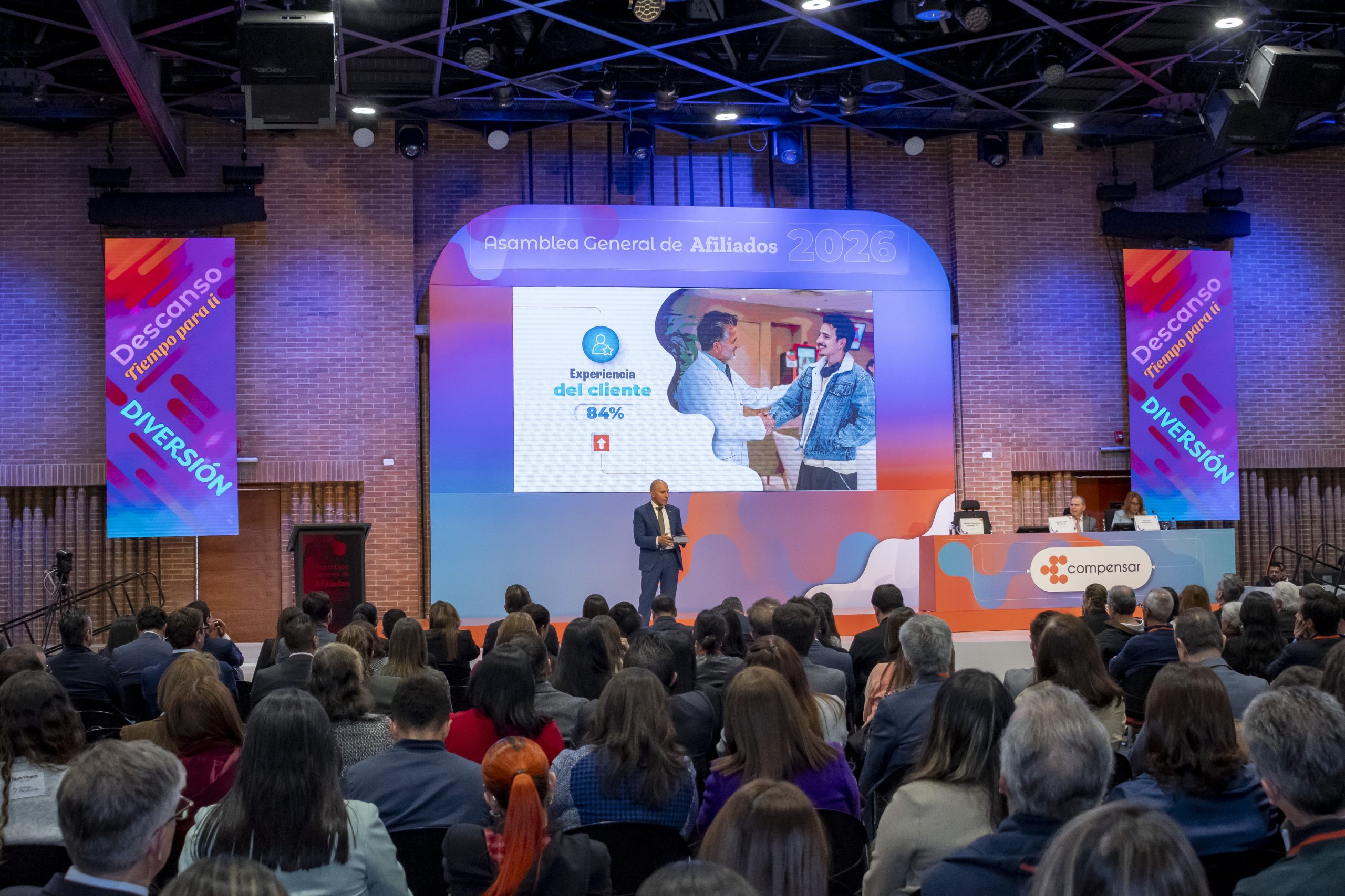 Carlos Mauricio Vásquez, director general, presenta el balance de gestión 2025 Compensar durante la Asamblea General de Afiliados.
